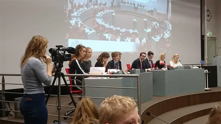 jongeren debateren tijdens het model european parliament