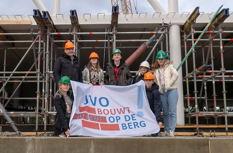 jvo leerlingen hangen bouwvlag op middenschip school in aanbouw e1548106525285