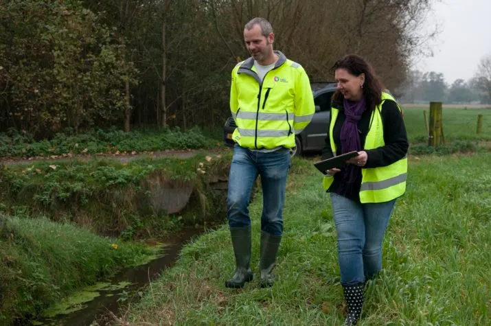 medewerkers van het waterschap controleren de sloten in het buitengebied e1522249105937