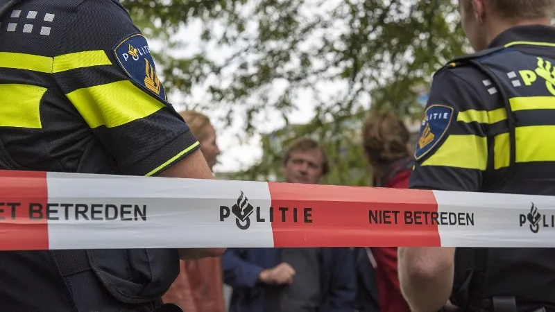 mensen staan voor afzetlint