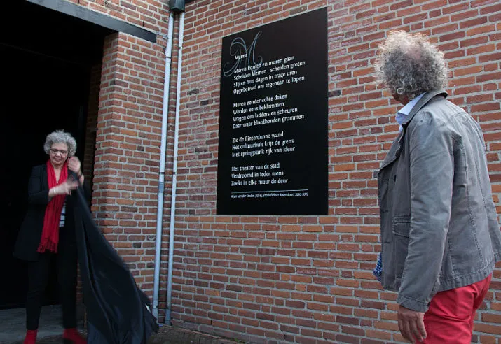 onthulling muurgedicht flint e1494873701305