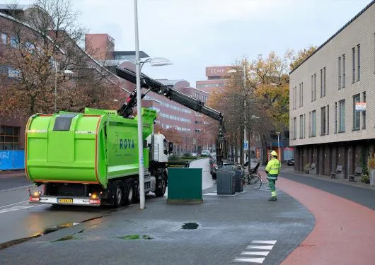 rova wagen leegt ondergrondse container