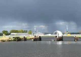 schip tegen malebrug gevaren
