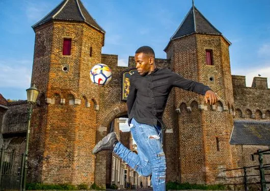 voetballer bij de koppelpoort amersfoort 1