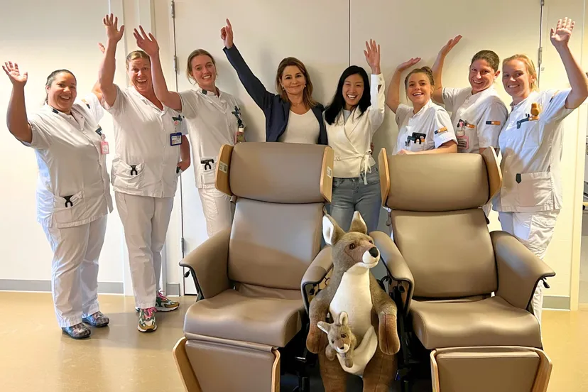 strong babies overhandigt buidelstoelen aan meander mc