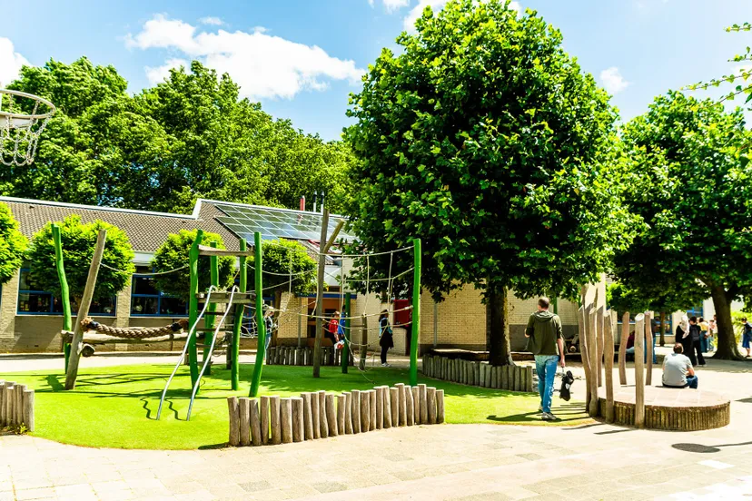 de achtbaan schoolplein
