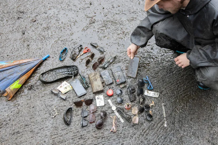 honderden voorwerpen van bezoekers gevonden in expeditie rivier