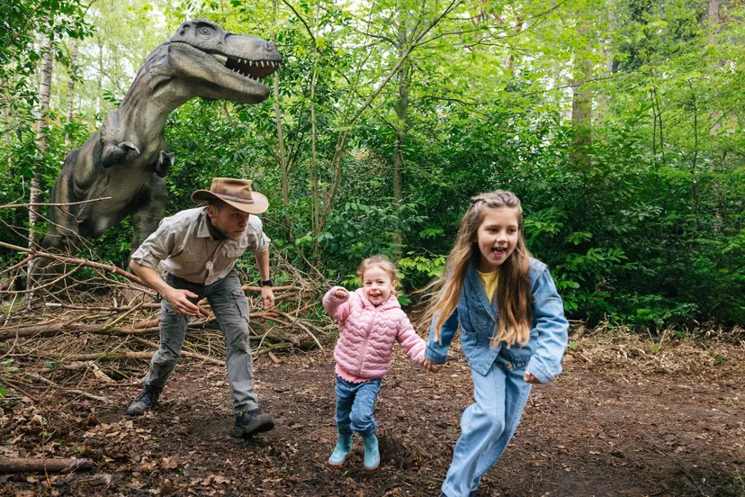 zowel de mini editie als het reguliere avontuur beloven een spannende tocht te worden langs metershoge bewegende dinosaurussen die tot leven komen