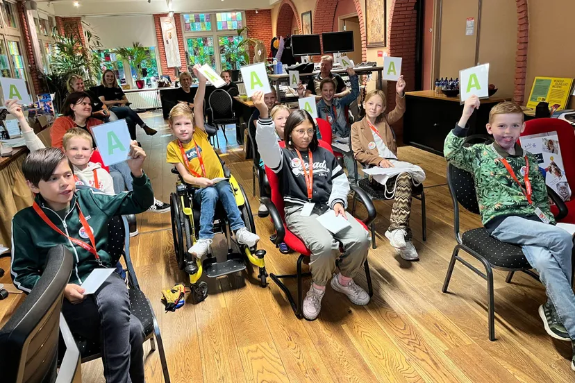aan de hand van spellen opdrachten en gesprekken met experts komen de kinderen tot fantastische ideeen