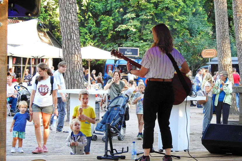 in de dierentuin voor kinderen beleeft het hele gezin een vrolijke avond vol verrassingen