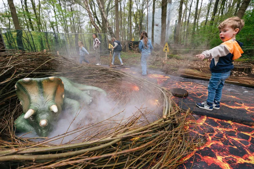 Ook nieuw dit jaar is de survivalroute ‘De vloer is lava!’, waarbij kinderen de weg moeten zien te vinden naar het dinojong in het nest