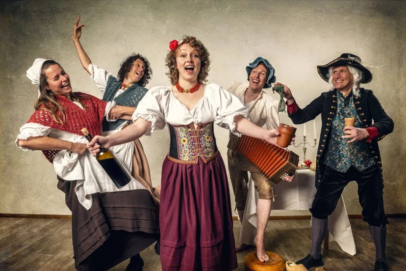 KLEIN 20251030 But What About - Roode folkloortjes-101-1