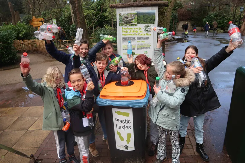 Net als voorgaande jaren kunnen bezoekers hun petflessen en blikjes inleveren in de grote kliko’s in het park