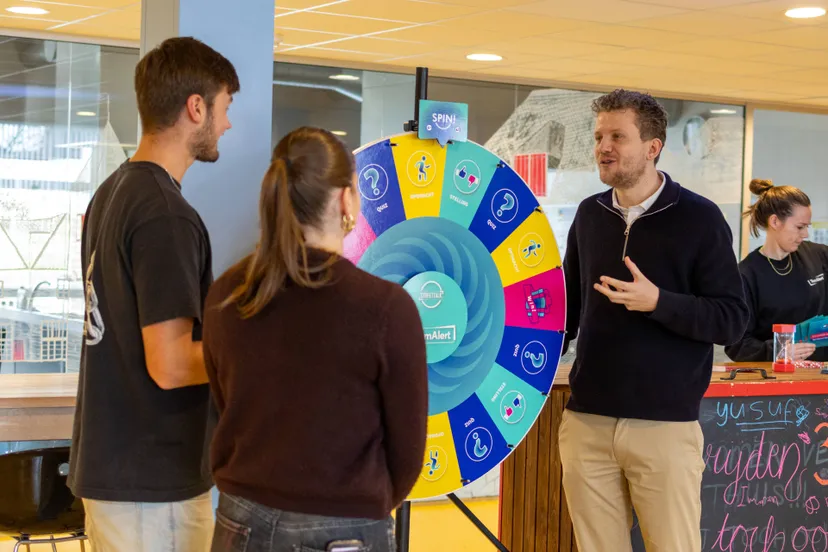 Wethouder Bijlholt in gesprek met jongeren bij MBO amersfoort