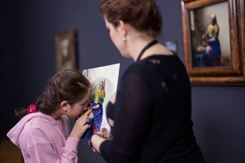 20260322-OA-Slechtziend meisje bestudeert het voelschilderij van Het melkmeisje