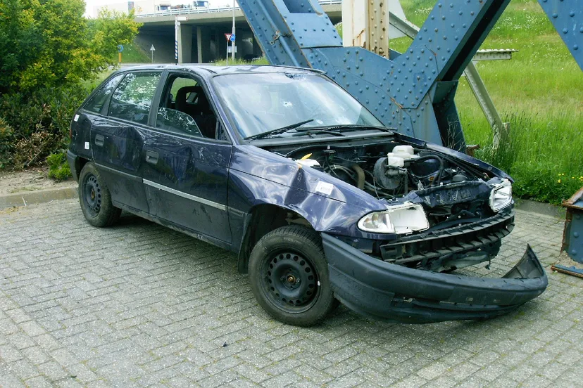crashed opel astra f