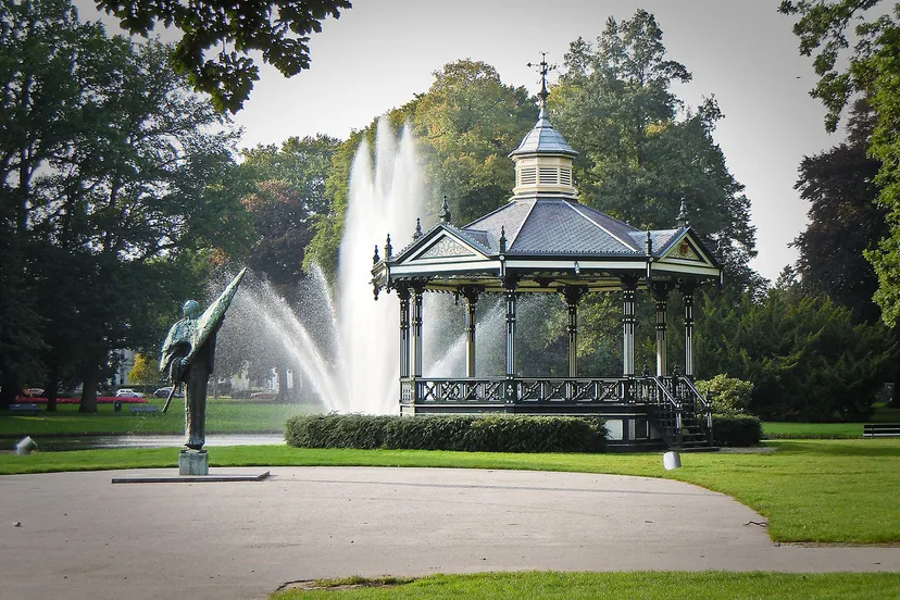 1280px oranjepark01 apeldoorn kleinleugenmors wikimedia