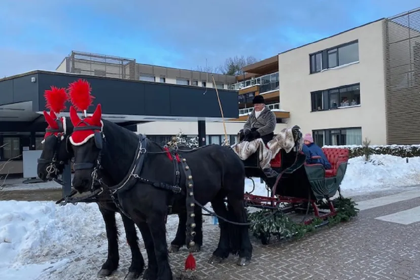clienten zorggroep apeldoorn genieten van ritje met arrenslee