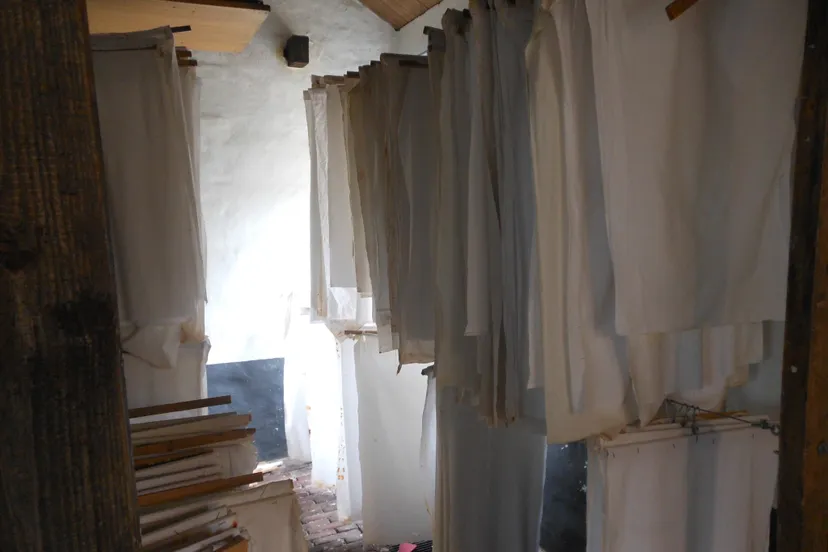 de middelste molen papier achter raam 2