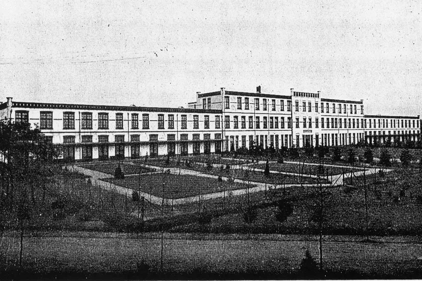 hoofdgebouw apeldoornsche bosch ca 1930jpg cc0 wikimedia