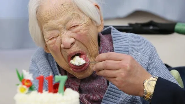 oudste vrouw eet taart anp