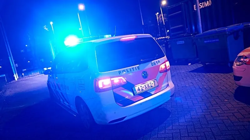 politieauto met zwaailicht nacht