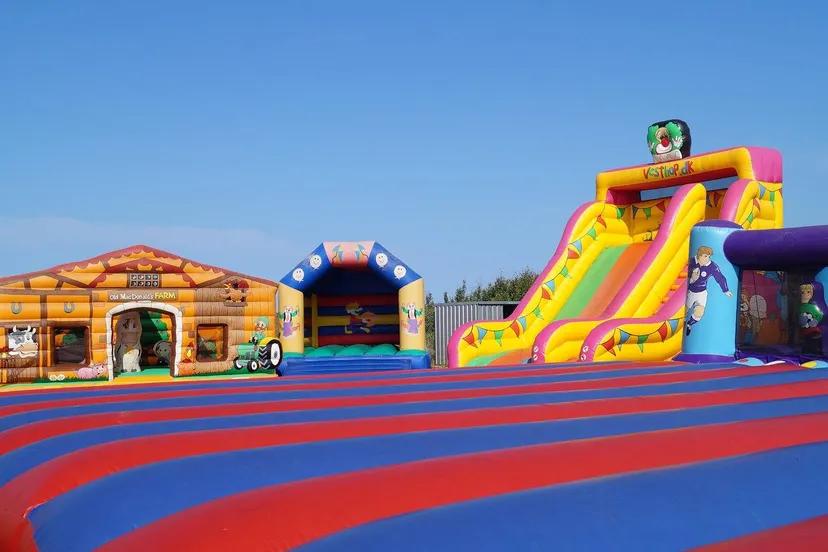 bouncy-castles-3567019_1280