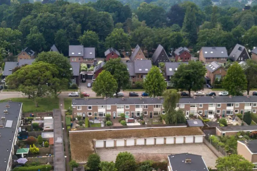 Luchtfoto van de wijk Kerschoten in Apeldoorn bij bericht over het warmtenet