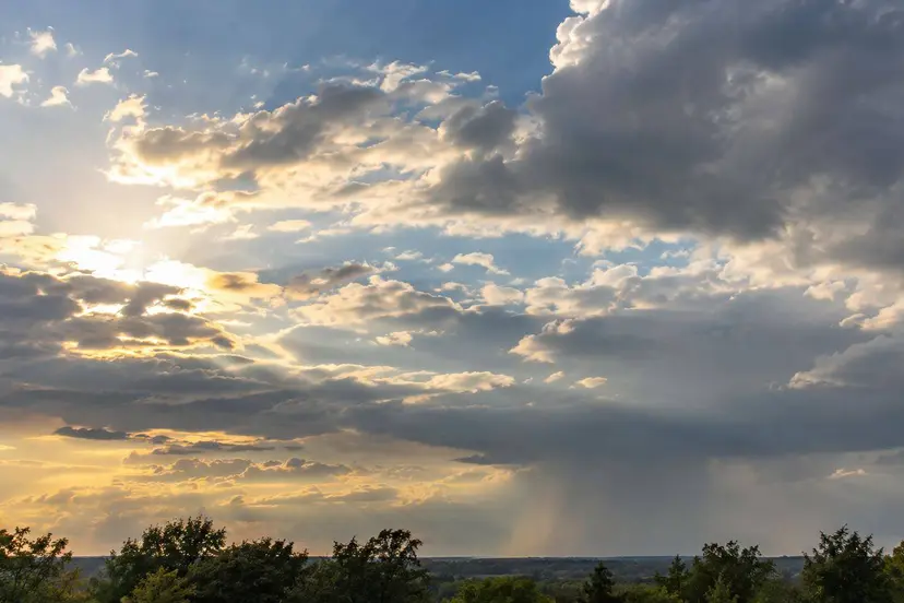 Bewolkte lucht met zon en een bui, illustratie bij het weer in Apeldoorn