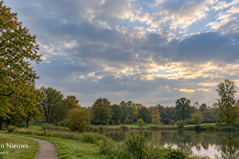 AI-illustratie bij het weer in Apeldoorn: wolkenlucht boven een groen park