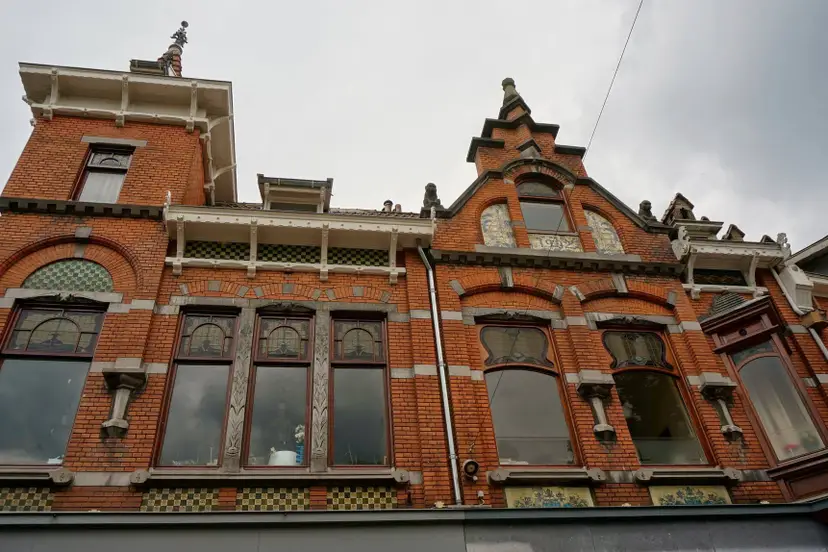 Historische gevels aan de Hoofdstraat in Apeldoorn, archieffoto ter illustratie