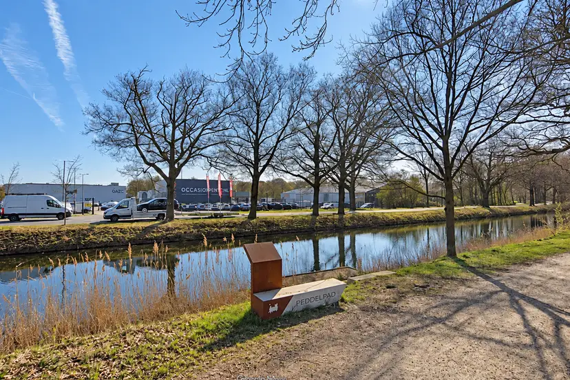 Bankje langs een Nederlandse gracht