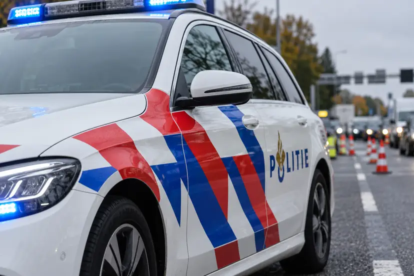 Close-up van Nederlandse politieauto bij verkeerscontrole-1