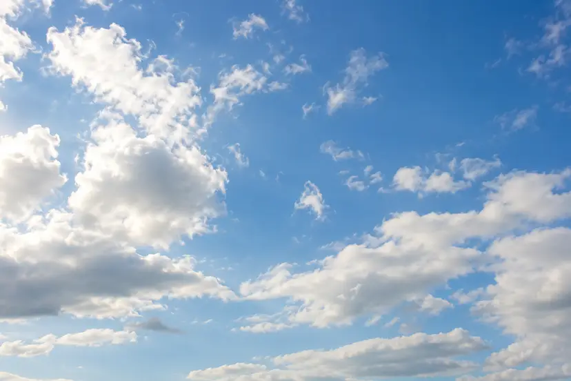 Luchtig blauw met zachte wolken