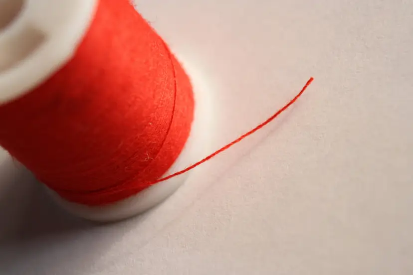 Close-up van een klos rood naaigaren, illustratief beeld bij het Stoffencircus