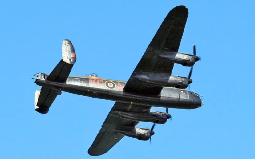 800px lancaster bomber