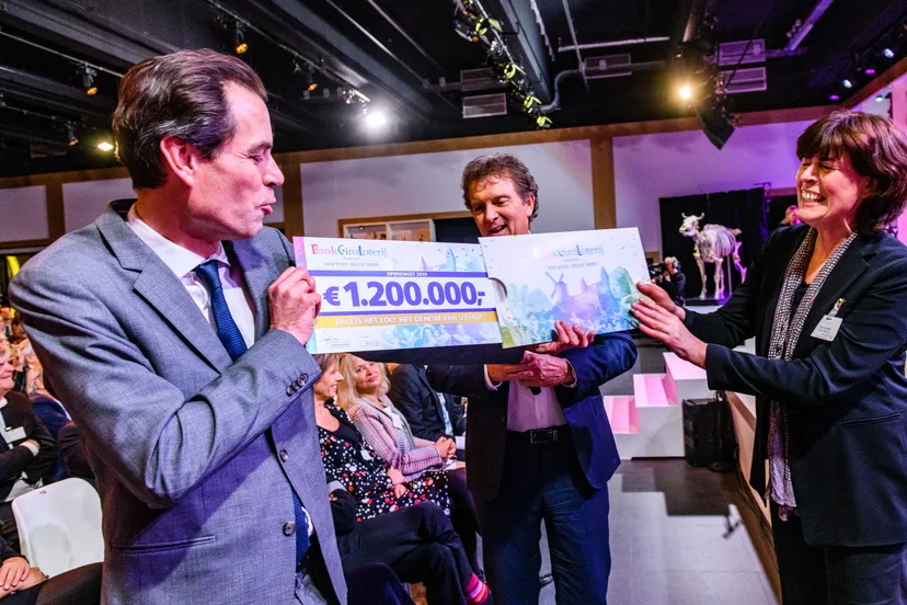 bankgiroloterijmichel van maarseveen neemt cheque in ontvangst voor paleis het loo