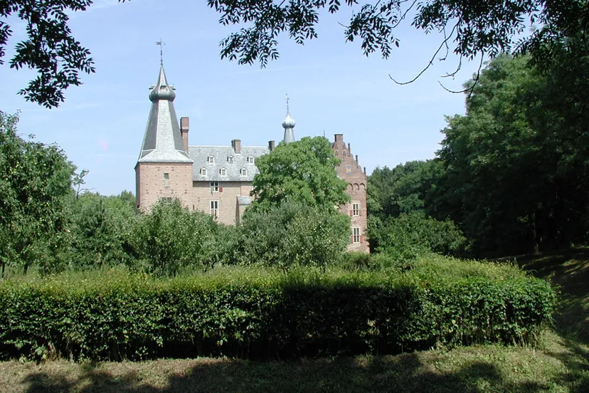 bdkb0qs20twuk2gzw4f96og1r doorwerth kasteel achteraanzicht veraf 2001