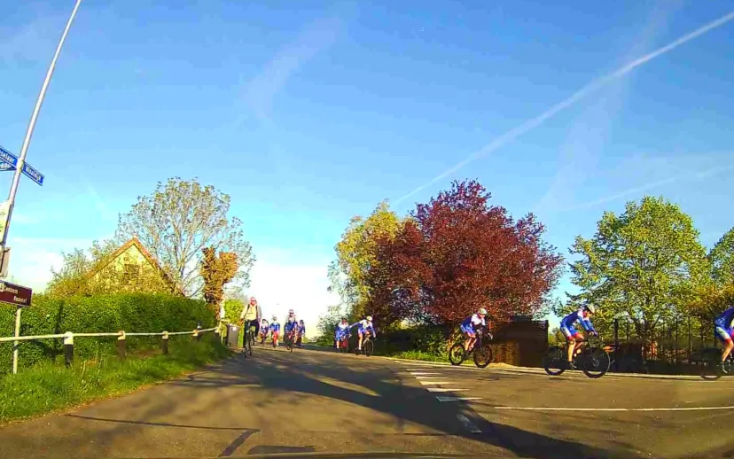 dashcam wielrenners screenshot 915x518 1