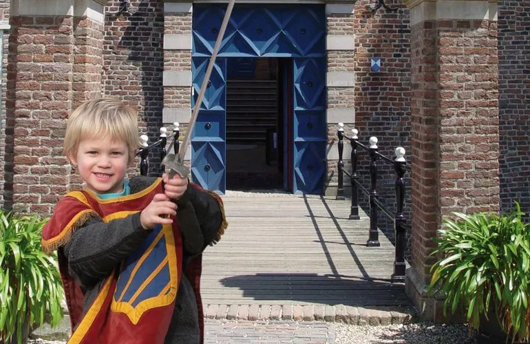 doorwerth kasteel toegangspoort met kind 7kastelenfoldercvdh jbu 2006jpgh500w770v1486671088