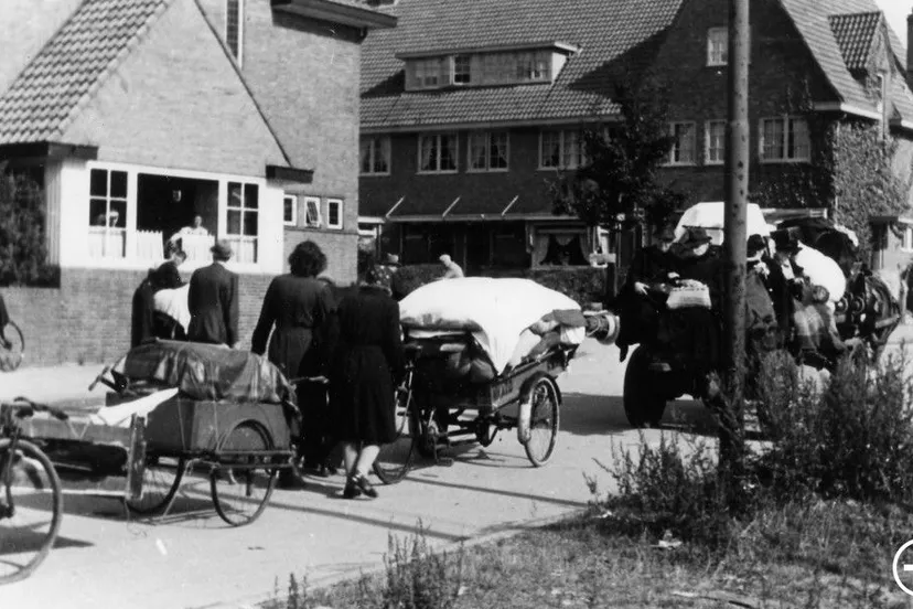 evacuerende burgers op de beethovenlaan in arnhem sept okt 1944 foto p j de booys gelders archief