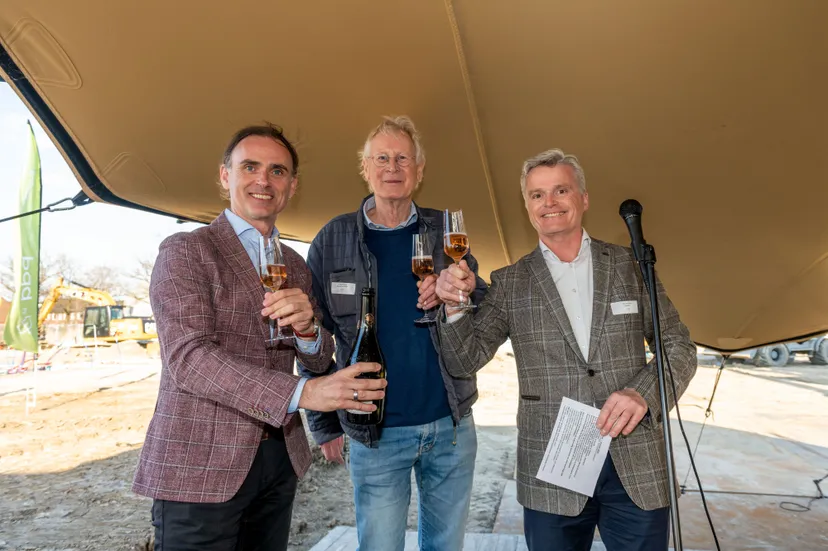 foto 2 wethouder ronald paping henri schimmel en john de beijer brengen samen een toost uit1