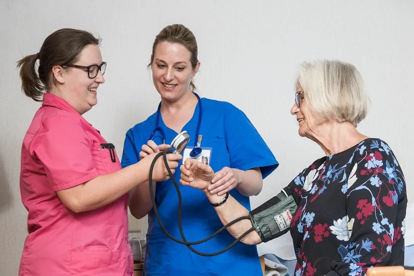 foto leerlingen opleiden om personeelstekort in zorg te voorkomenklrechthoek