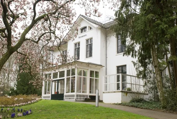 hospice rozenheuvel met bloeiende magnolia