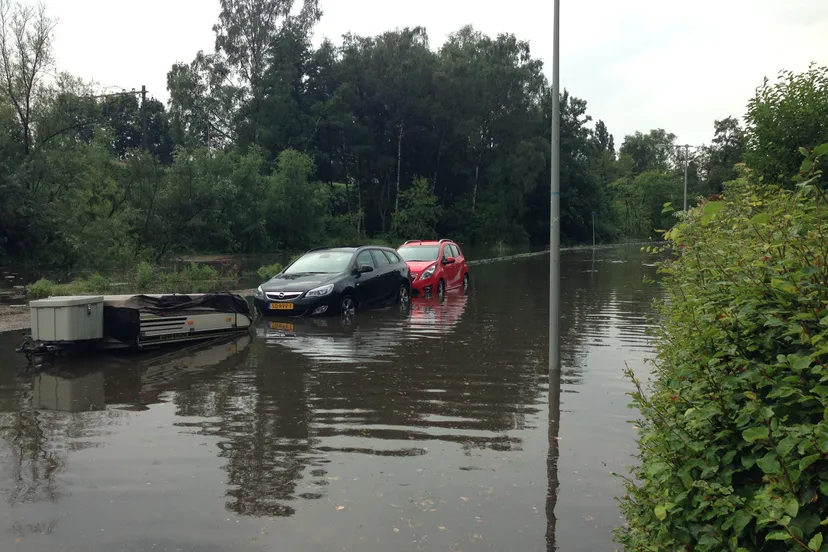 img 3983 wateroverlast schavenmolenstraat arnhem foto maurice van kippersluis