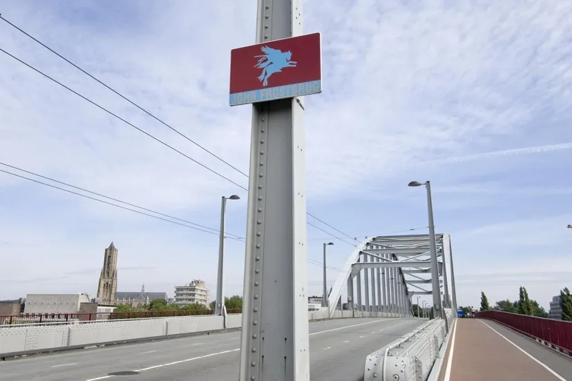 john frostbrug met naambord op constructiepaal arnhemwikipedia 20420279 rce