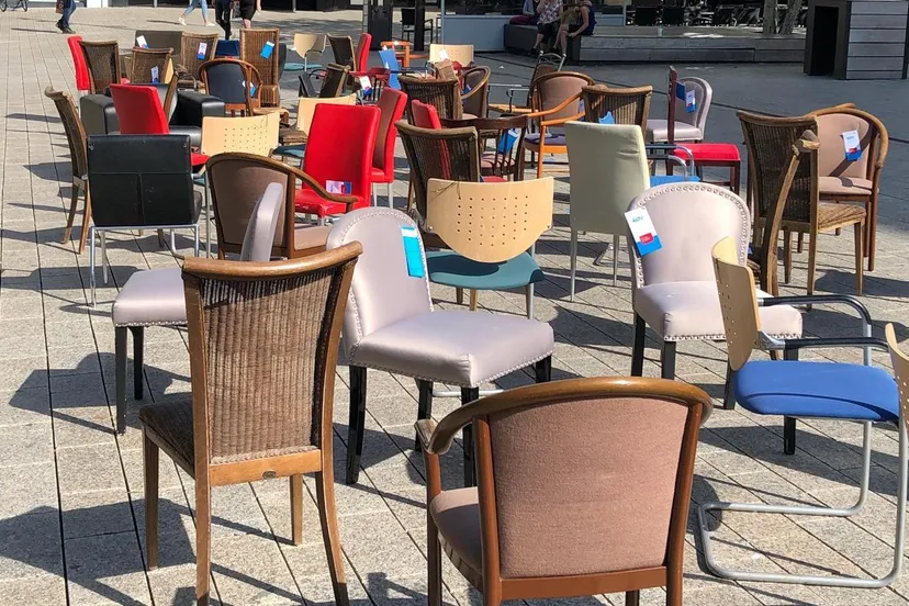 lege stoelen algemeen 2
