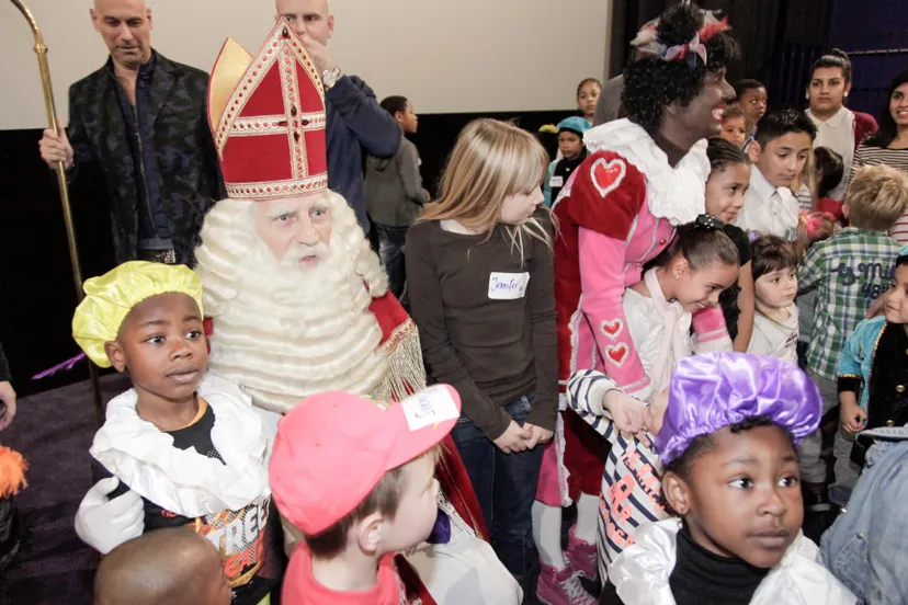 ljhowuw47tcvq2gfputu1ossr sint gaat met alle kinderen op de foto 301113