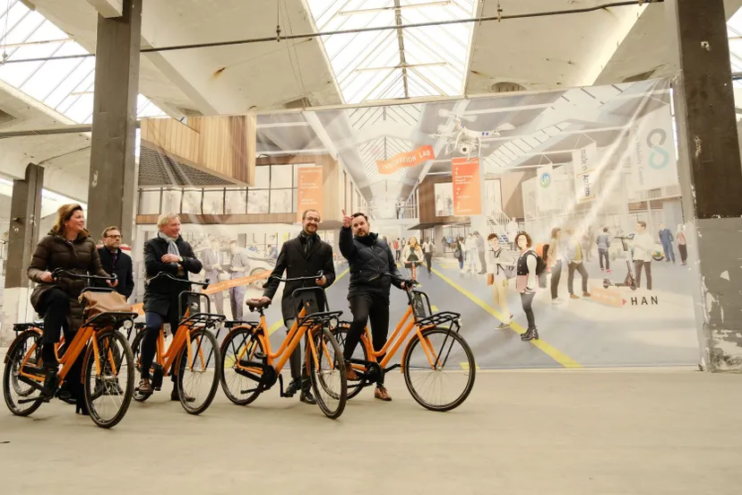 minister wiebes maakt kennis met waterstofcluster op ipkw