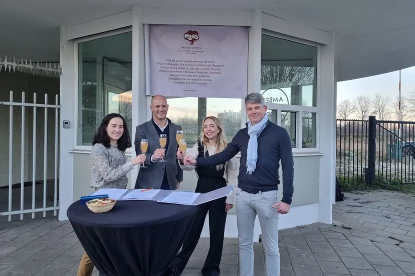 moesgezamenlijke toost op de samenwerking